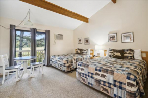 Cedarbrook Deluxe Two Bedroom Suite with outdoor heated pool 21202